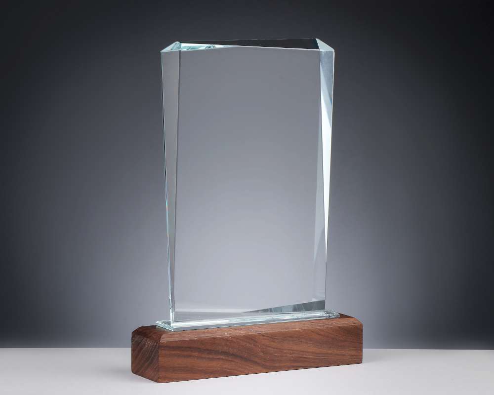 Glas Award "Toronto" mit Holzsockel, Glaspokal mit Gravur