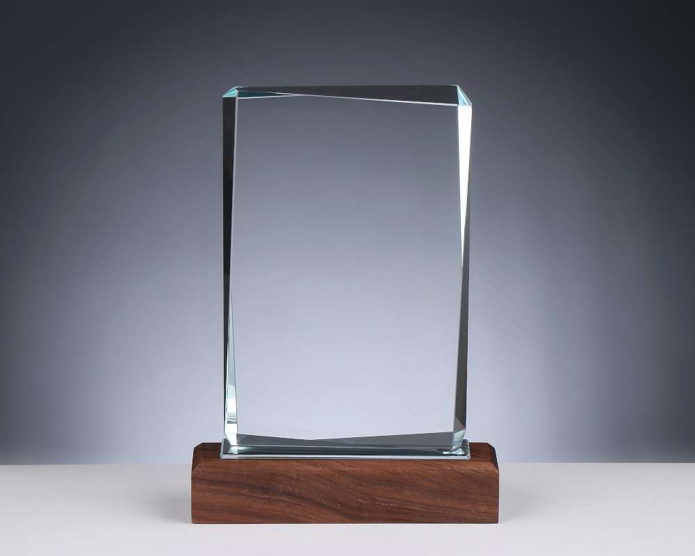 Glas Award "Toronto" mit Holzsockel, Glaspokal mit Gravur